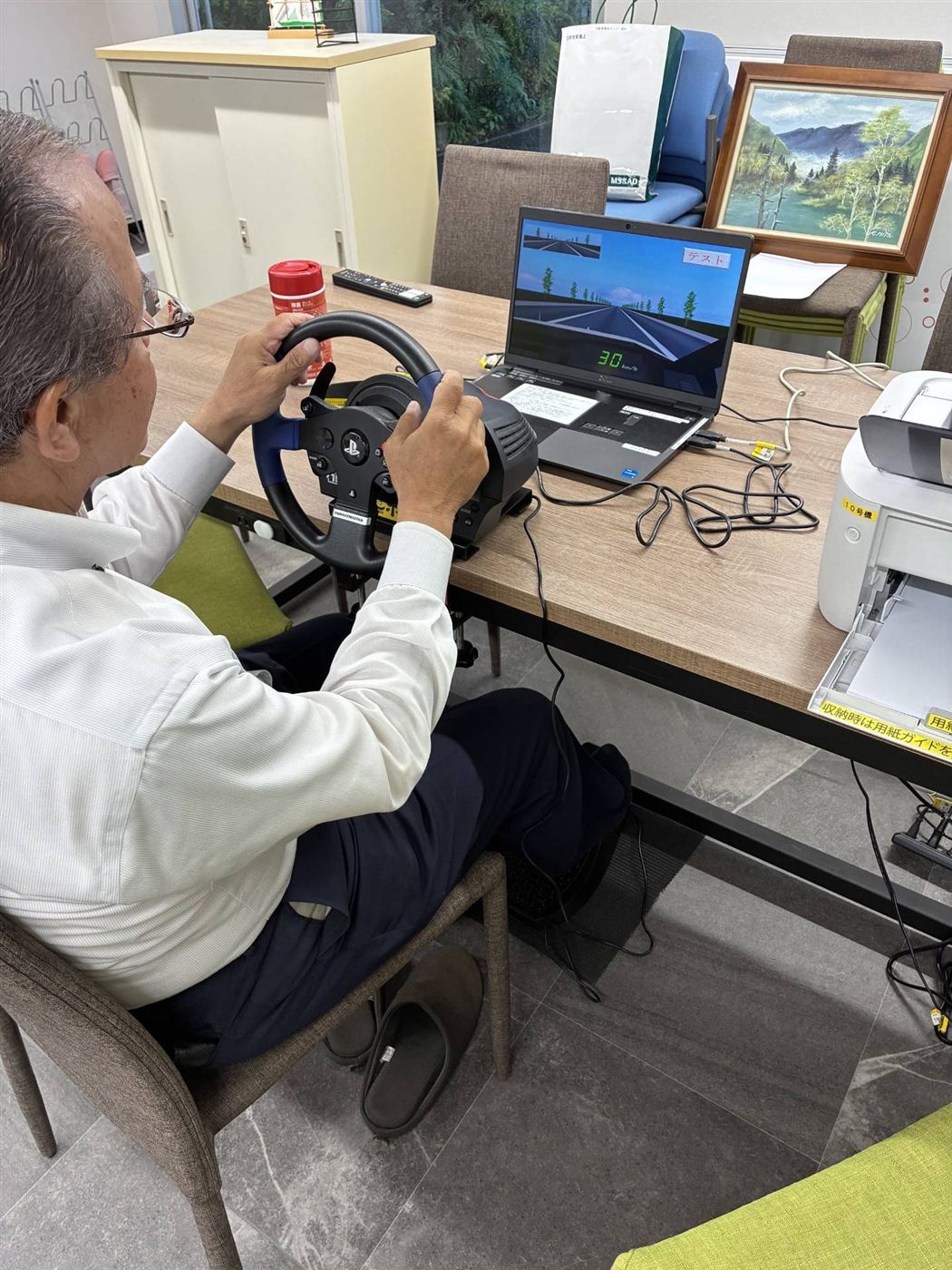 運転シミュレーターでテストに挑戦する参加者